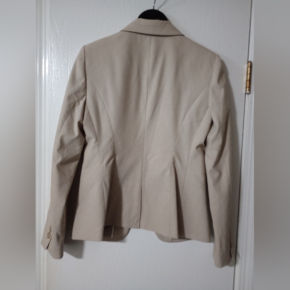 The Limited Collection ClassiBeige Blazer Size 4 Fully Lined Like New Condition - Picture 4 of 6